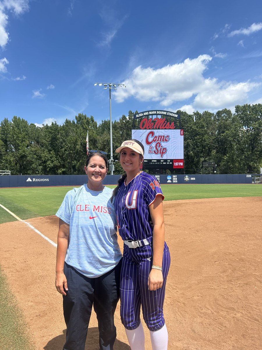 emmavreuls2029's tweet photo. Thank you so much @OleMissSoftball for such an amazing camp and weekend. I had the best time and learned so much. 
I can’t wait for the next one. Hotty Toddy!❤️🩵 https://t.co/2KRu1qkyoP