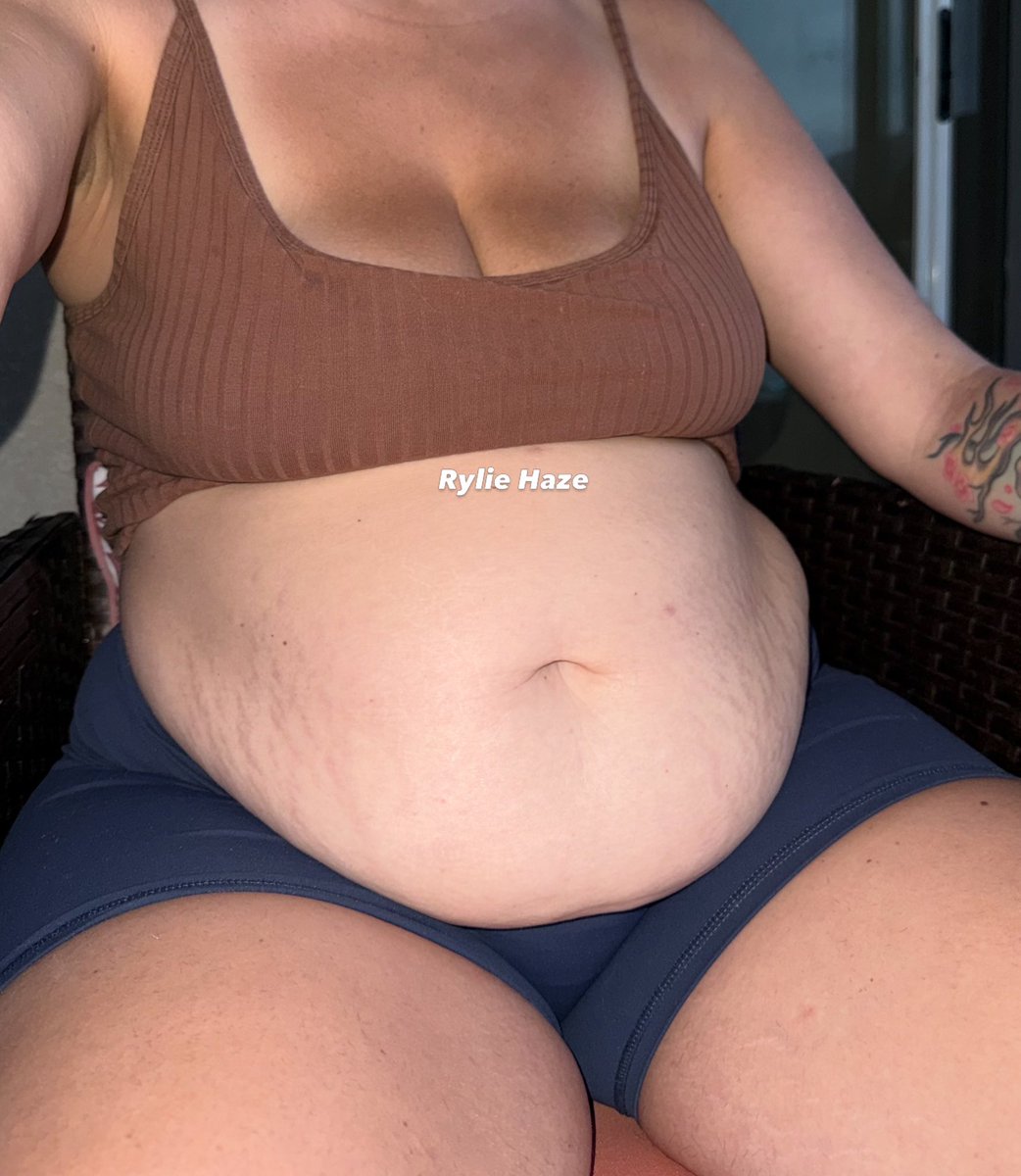 RylieHaze420's tweet photo. Rt if you’d squish my tummy 🤭 https://t.co/thIIDygpFC