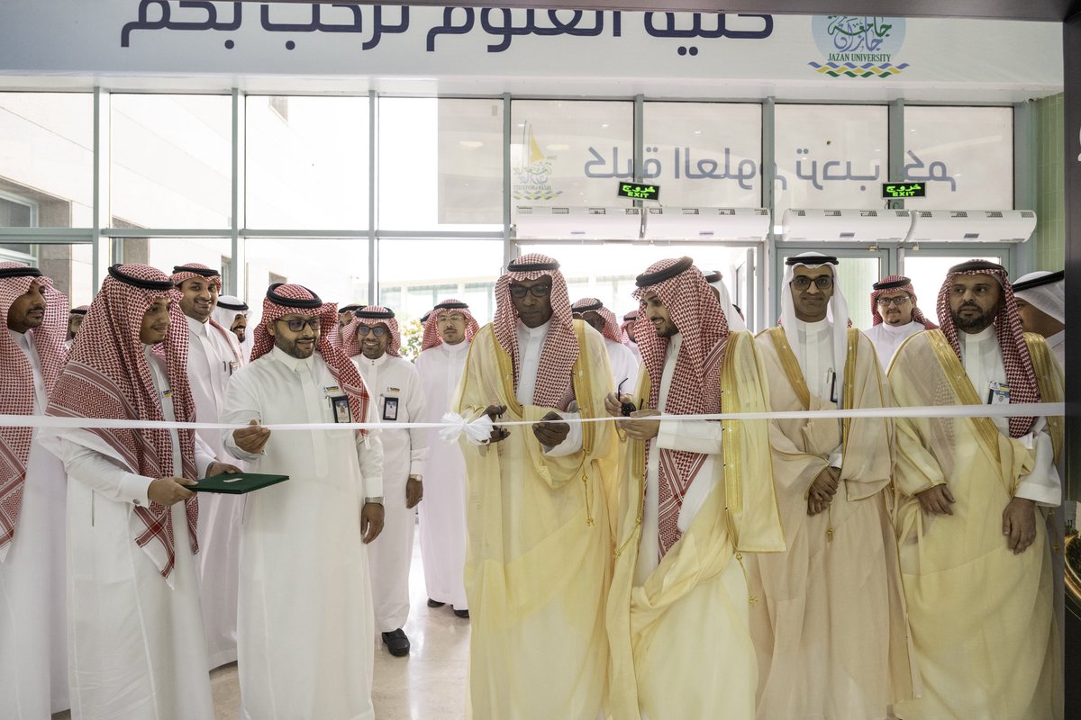 stujazanu's tweet photo. مشاهد من افتتاح سعادة رئيس جامعة جازان #محمد_أبوراسين لفعاليات ملتقى ومعرض استقبال طلبة الجامعة للعام الدراسي 1448هـ والذي تنظمه عمادة شؤون الطلاب، وذلك في المدينة الجامعية للطلاب، ومجمع محلية للطالبات، وبحضور وكلاء الجامعة وعمداء الكليات وقياداتها. 
#جامعة_جازان  
#نشاطكم_يميزنا  
#حياكم_في_جامعتكم
#العودة_للدراسة