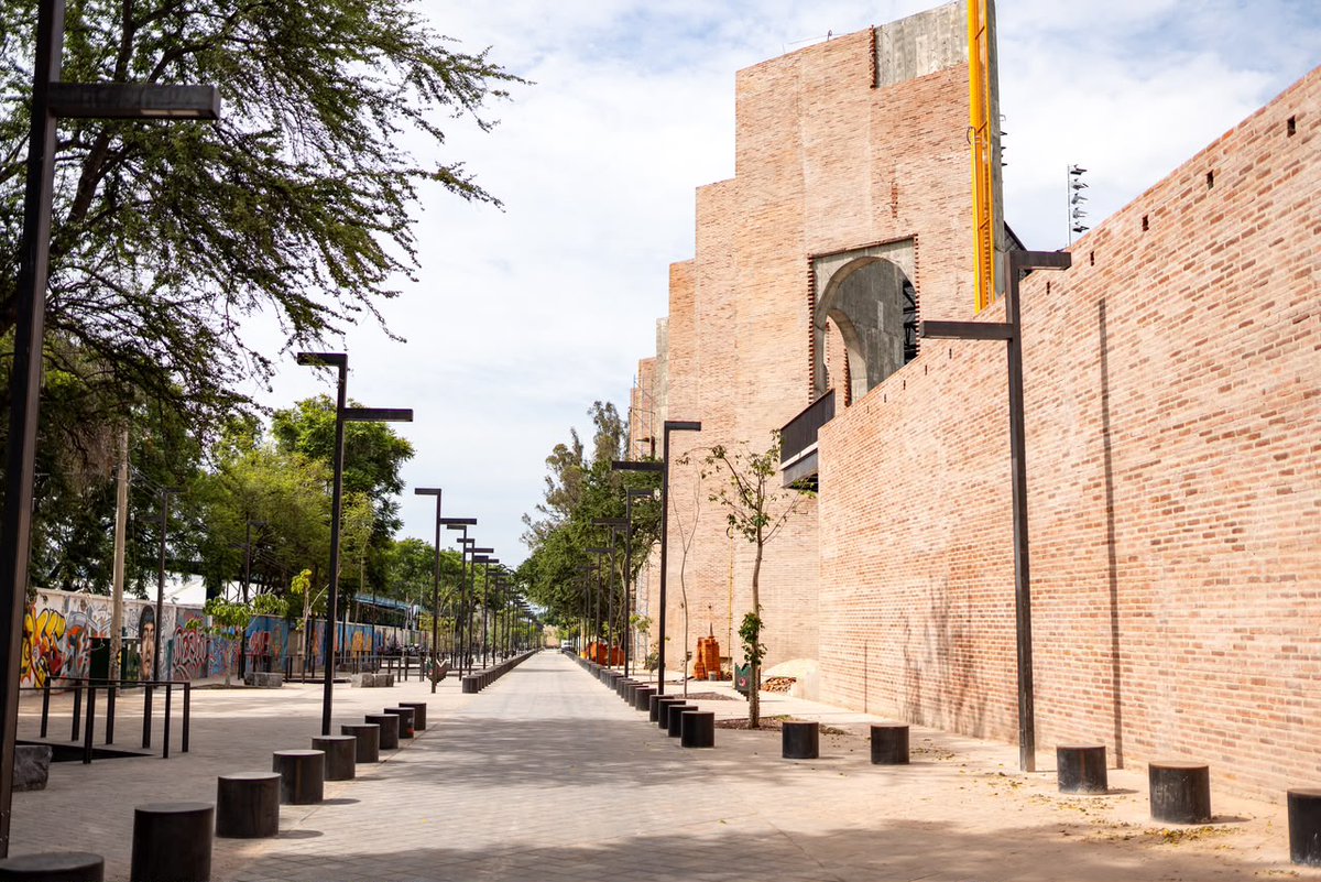 GobOax's tweet photo. La #PrimaveraOaxaqueña sigue impulsando la transformación urbana🏗️🏙️

El Gobernador @salomonj, junto al presidente municipal de Oaxaca de Juárez, @raychagoya, supervisó los avances del Parque Lineal Ciudad de los Deportes. 

Este espacio contará con áreas de activación física y zonas de convivencia para el disfrute de las familias oaxaqueñas.