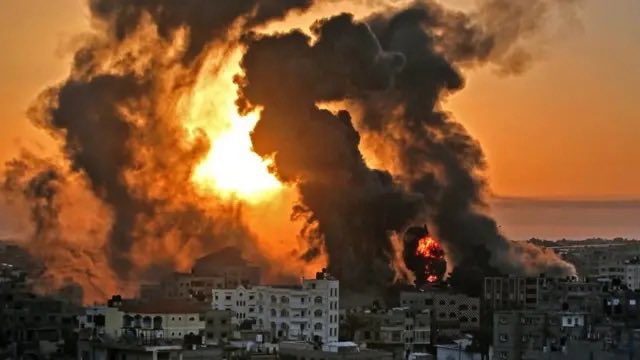 Hakeam's tweet photo. هام جداً جداً .. 🚨

تحريض إسرائيلي متصاعد على غزة .. والذرائع بدأت تُجهز من الآن.

بحسب القناة 14 من إعلام الاحتلال - أبلغت إسرائيل مجلس السلام - بأنها منحت حماس مهلة لمدة 3 أيام لوقف إطلاق الطائرات الورقية من قطاع غزة - مهددة بأنه في حال استمرارها ستنفذ هجومًا جويًا واسعًا على القطاع.

وبالتوازي - نقلت القناة 12 عن مصدر أمريكي قوله إن واشنطن تمتلك بحسب زعمه - معلومات استخبارية واضحة - تشير إلى أن بعض قيادات حماس تخطط لتصعيد الأوضاع في المنطقة - وخصوصًا في قطاع غزة.

كل ذلك يأتي بالتزامن مع حملة إعلامية إسرائيلية متصاعدة للتحريض على خليل الحية - الذي تعتبره إسرائيل من أصحاب التيار الأكثر تشددًا داخل الحركة.
—
بكل الأحوال المشهد بمجمله يستحق الانتباه والحذر الشديد.

بشكل حقيقي هناك خطاب إعلامي وسياسي يجري بناؤه بصورة متصاعدة حول غزة تارة - طائرات ورقية - وتارة - معلومات استخبارية - وتارة تحريض مباشر على قيادات بعينها.

وبحسب اعتقادي - فإن ما يجري ليس عشوائيًا وهناك بالفعل احتمال أن يكون لدى جيش الاحتلال بنك أهداف جديد - أو أن تكون هناك تحضيرات لعمليات اغتيال جديدة داخل قطاع غزة.

وما نشهده قد يكون تمهيدًا لصناعة مبررات مسبقة لأي تصعيد أو اغتيالات أو قصف واسع خلال الفترة القادمة بحيث يجري تقديم أي عملية عسكرية لاحقًا باعتبارها - ردًا - على تهديد سبق التحذير منه.

لا تستهينوا بحملة التحريض الحالية .. فالخطر ليس في الطائرة الورقية وحدها - بل في تحويلها إلى ذريعة جاهزة لقصف ودمار ومجازر جديدة في غزة.