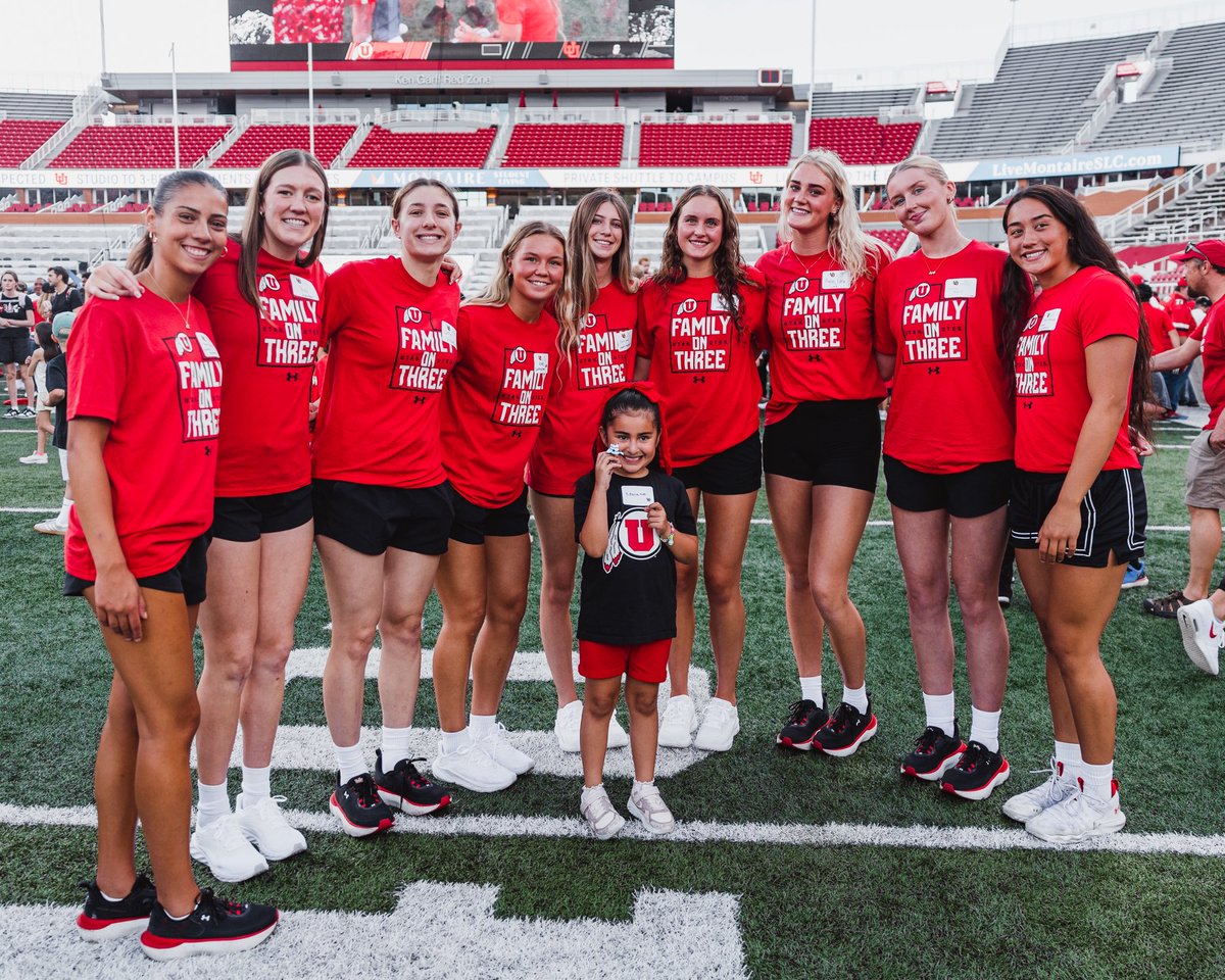 utahathletics's tweet photo. Thank you Utah fans for the best night at Fan Fest‼️ 

Let’s keep this energy rolling! Check https://t.co/l1ZjWk0DyP for all of our athletic team schedules and come cheer on your Utah Utes all season long! https://t.co/IjWHMHh1K7