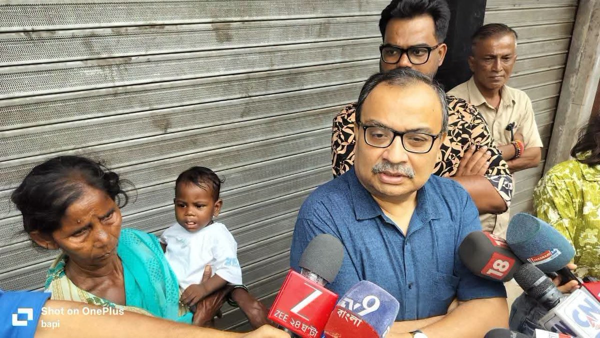 AITCITwing's tweet photo. Politics should never cost us our humanity. Before being a minister, Agnimitra Paul must remember she is herself a woman &amp; a human being first.

@KunalGhoshAgain met the poor woman, checked on her &amp; assured support. Public representatives must serve people, not intimidate them. https://t.co/rrk2F5AsDV