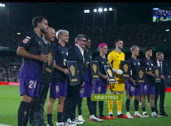 Castillo__Rm's tweet photo. Que gesto más bonito el del Elche con los campeones del Mundo del Barça. Todo el estadio aplaudiendo a nuestros jugadores que nos dieron el mundial. Honor. https://t.co/0k23E4Y2Sc