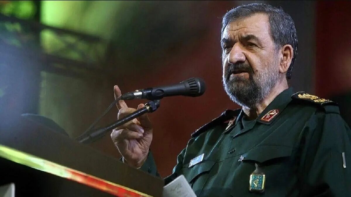 MarioNawfal's tweet photo. 🇮🇷🇺🇸 Iranian security chief Mohsen Rezaee:

"If the economic war continues, not a single drop of oil will be exported, neither through the Strait of Hormuz nor from anywhere in the Persian Gulf.

Iran will regard any country’s participation in or support for America’s economic war against the Iranian people as an act of war."

Tehran is ready to shut down the entire Gulf oil export system if the U.S. squeeze continues...

Source: @ir_rezaee / Writers: Sol, Michael