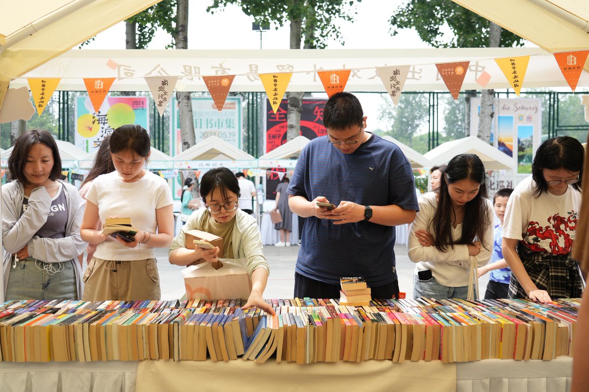 tomt49257614's tweet photo. Community Book Swap Day this Sat 10am-2pm at Central Park! Bring your pre-loved books, take new reads, and chat with neighbors. Free u0026 all ages welcome! https://t.co/SdnYMeuwod