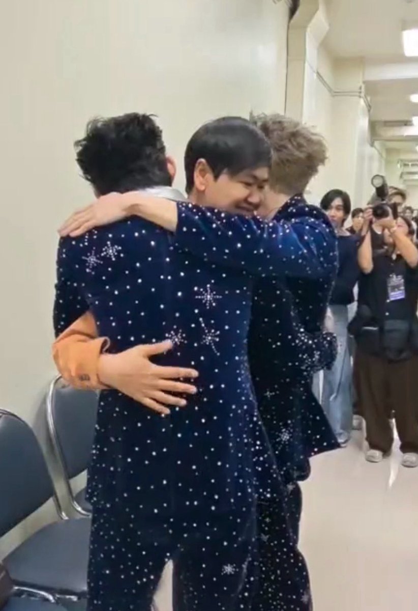 xiseks's tweet photo. ด้วยความยินดี #PondPhuwinConcertD3 https://t.co/fw5Z7KkKXx