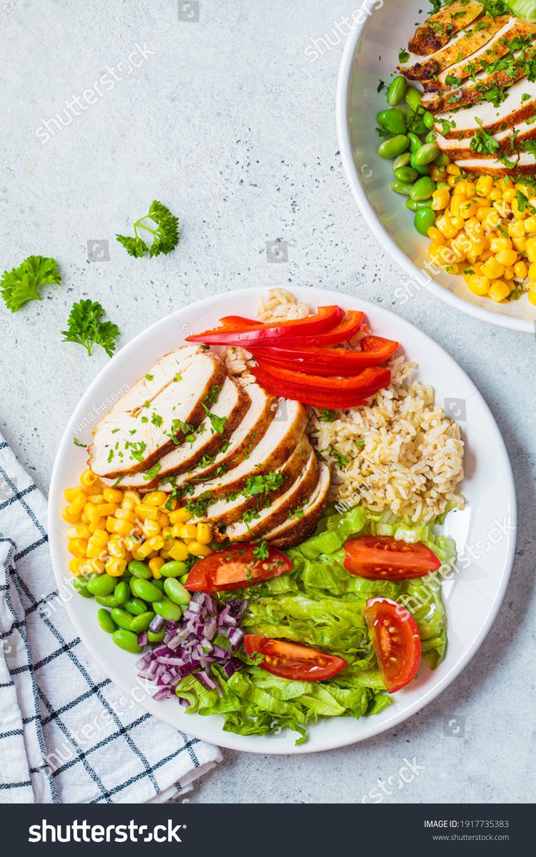 Doraemo56677619's tweet photo. Quick u0026 Easy Fat Loss Meal: Grilled chicken breast + roasted broccoli + quinoa. High protein, low carb, keeps you full all afternoon! Who’s trying this today https://t.co/tEl4SrkI1z