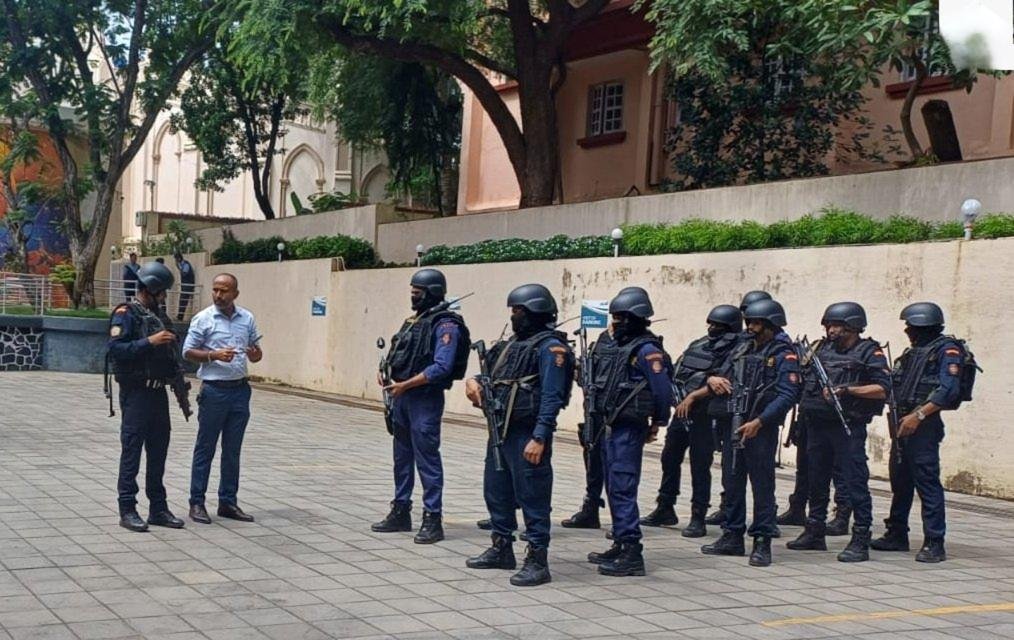 bandrabuzz's tweet photo. Bandra Police joined forces with the West Quick Response Team (West QRT) and the Bomb Detection and Disposal Squad (BDDS) to conduct a coordinated mock drill at Mount Mary Basilica.

Designed to assess preparedness for emergencies and potential terrorist attacks...(1/2) https://t.co/g2bsI1Sqlh