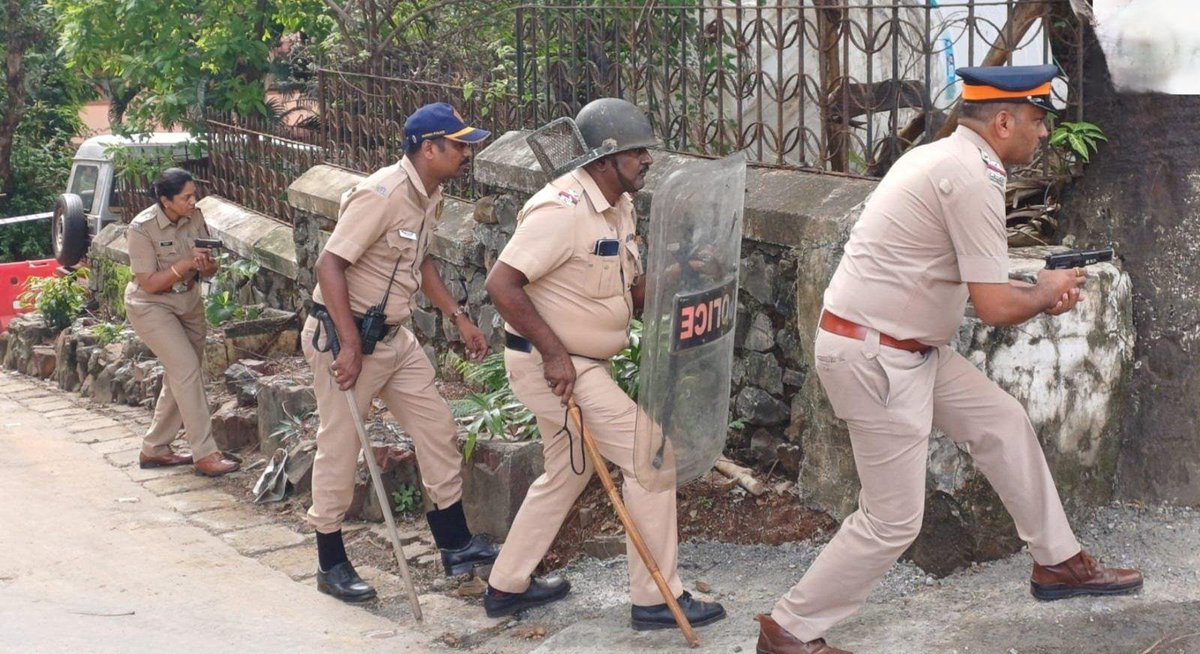 bandrabuzz's tweet photo. Bandra Police joined forces with the West Quick Response Team (West QRT) and the Bomb Detection and Disposal Squad (BDDS) to conduct a coordinated mock drill at Mount Mary Basilica.

Designed to assess preparedness for emergencies and potential terrorist attacks...(1/2) https://t.co/g2bsI1Sqlh