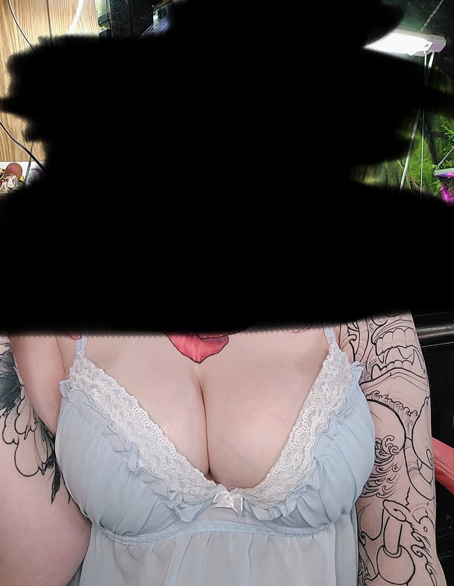 Subbyboi25's tweet photo. I'm so hooked on the idea of her being passed around https://t.co/wWqOgac8T3