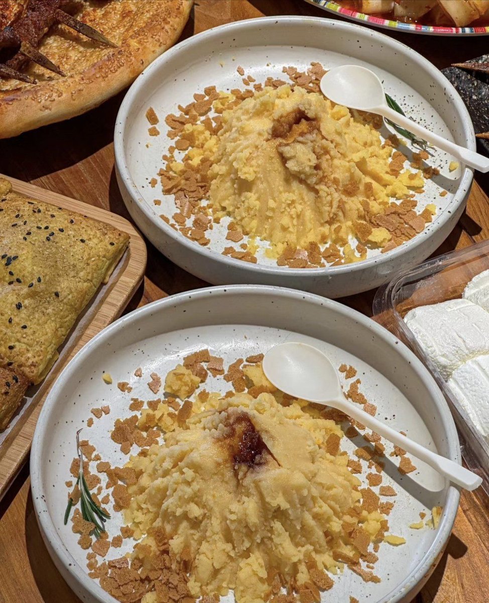 vanum1234's tweet photo. 刚出锅的糖心蛋，戳开的瞬间溏心顺势流下来，配着现烤全麦包啃，幸福感直接拉满！， https://t.co/nJYPyQzXIy