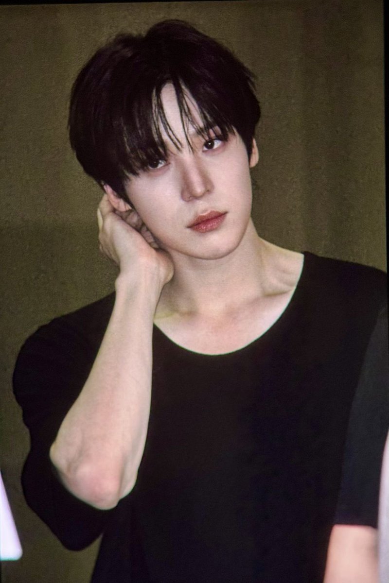 yungisholic's tweet photo. he’s so effortlessly handsome, it’s hard to look away https://t.co/iePXIc81at