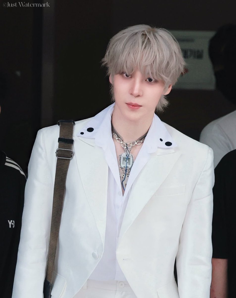 yungisholic's tweet photo. he’s so effortlessly handsome, it’s hard to look away https://t.co/iePXIc81at