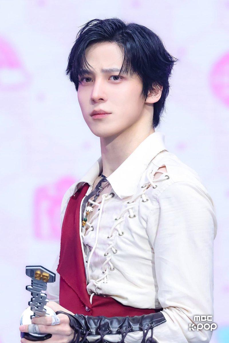 yungisholic's tweet photo. he’s so effortlessly handsome, it’s hard to look away https://t.co/iePXIc81at