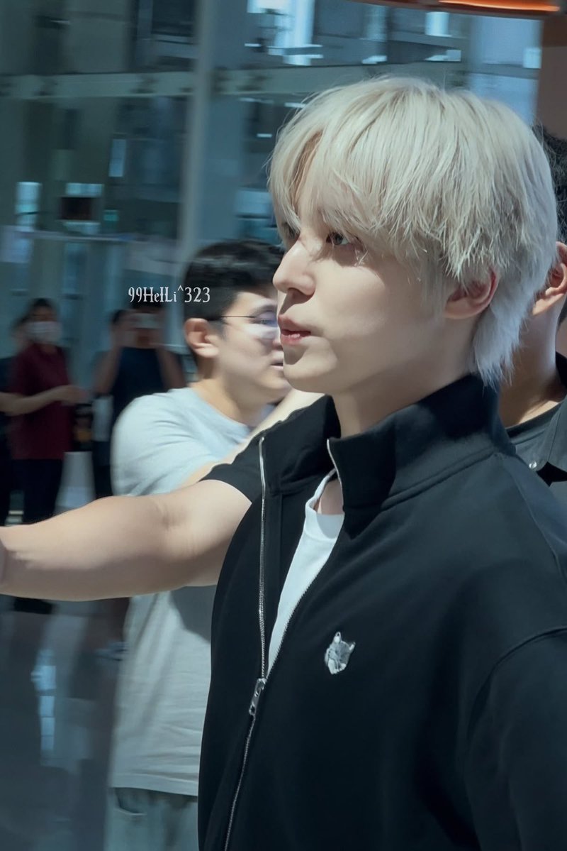 yungisholic's tweet photo. he’s so effortlessly handsome, it’s hard to look away https://t.co/iePXIc81at