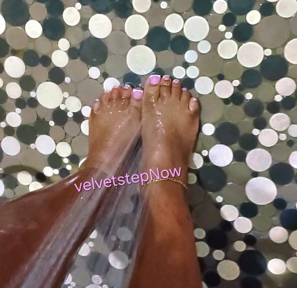 VelvetStepNow's tweet photo. Who wants to kiss them? 
Custom content available. 💕👣 #Feet #FeetPics  #FootFetish #Soles #Toes  #WetFeet #ShowerFeet #CustomContent  #FeetContent #mymfans https://t.co/OAK3rkGAxa