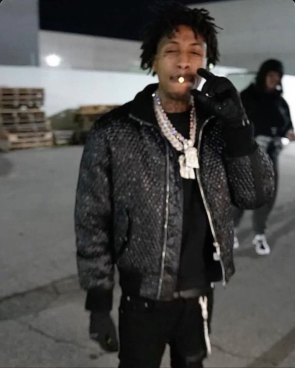 ainstunya's tweet photo. baby i'mma mad man 🖤 https://t.co/SgESOLaDnm