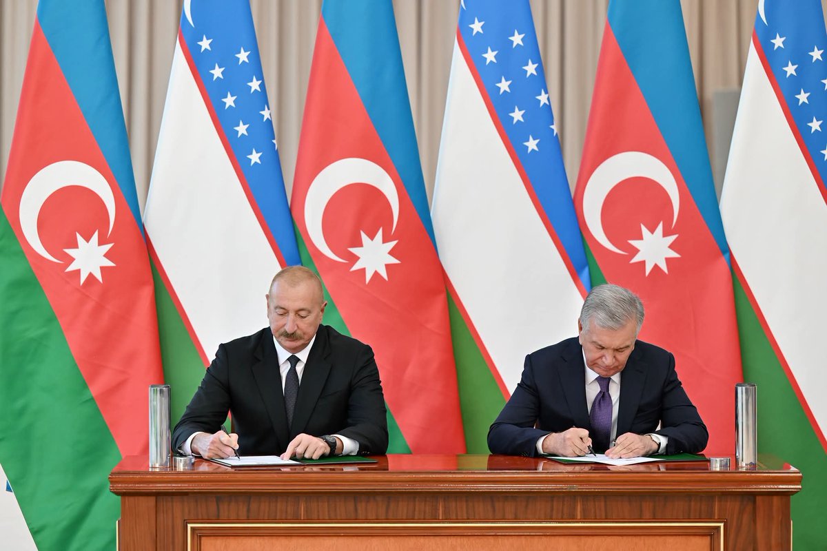 YAP_1992's tweet photo. Prezident İlham Əliyev və Özbəkistan Respublikasının Prezidenti Şavkat Mirziyoyev Yeni Daşkənd şəhərində "Azərbaycan" parkının təməlini qoyublar.

https://t.co/d5AsxBhujM https://t.co/bT4CjflSSC