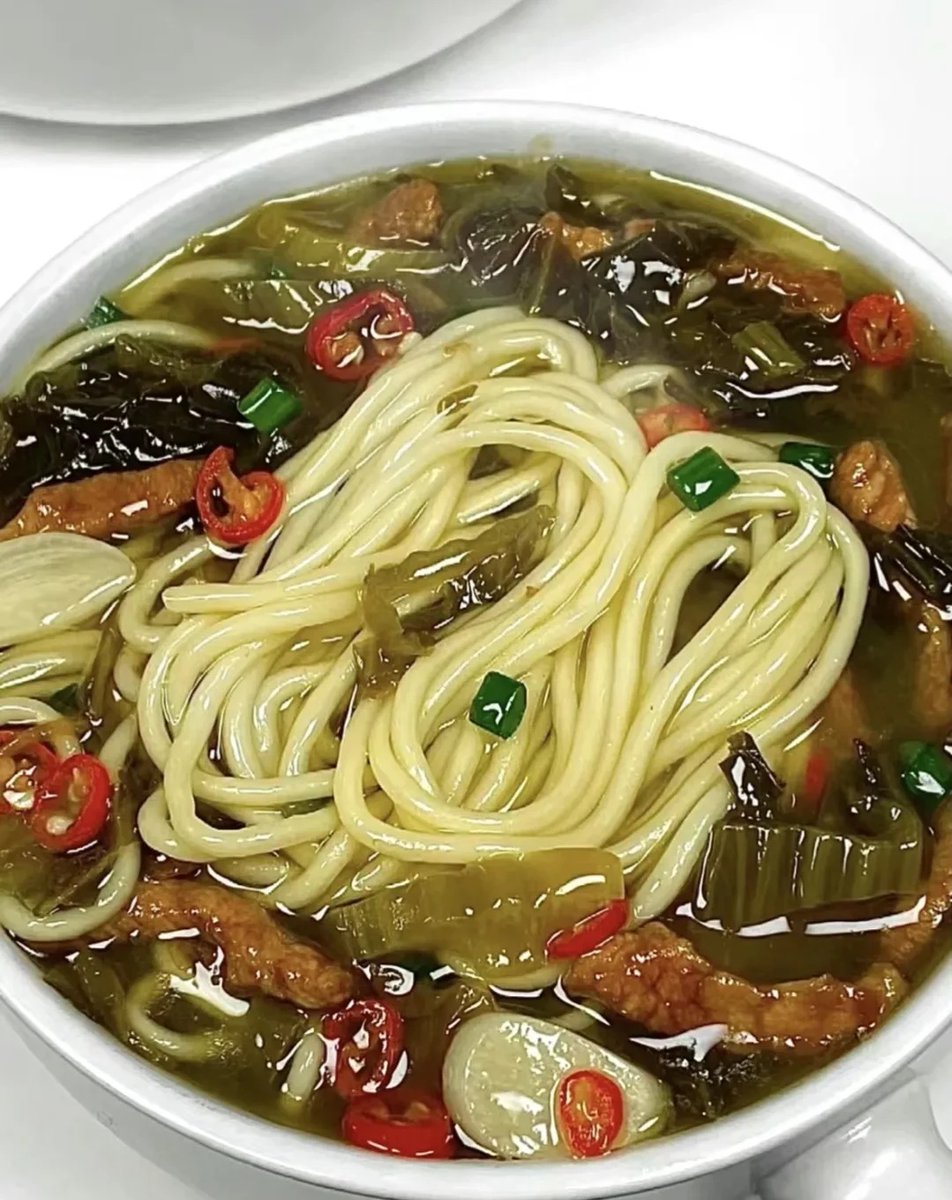 aamm131313's tweet photo. Just found the coziest hole-in-the-wall noodle spot in Chinatown! Their spicy garlic pork noodles hit different—chewy noodles, rich broth, perfect kick. No fancy decor, just pure comfort food , https://t.co/lQEK8KHu73