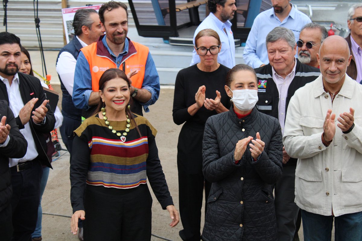 HectorUlisesGN's tweet photo. Junto a nuestra Presidenta @Claudiashein y nuestra #JefaDeGobierno @ClaraBrugadaM supervisamos los avances de la Línea 4 de @MICablebusCDMX en Ciudad Universitaria. 🚡🪏

Este proyecto transformará la manera en que miles de personas de Tlalpan se trasladan, al conectar comunidades, acercar servicios y reducir hasta un 50% los tiempos de viaje. 🏙️

Seguimos trabajando por una movilidad que acerque oportunidades y mejore la calidad de vida de todas y todos. 🤝