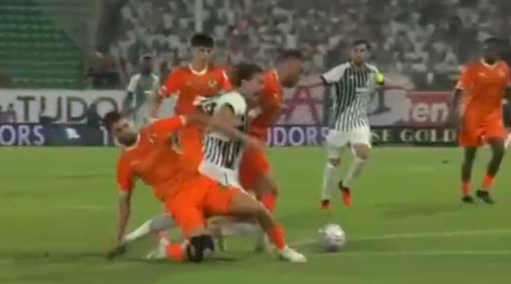serefl1sampiyon's tweet photo. Önce kırmızı yendi, sonra gol, şimdi de penaltı. 
Yiyin abi yiyin, boğazınızda kalır inşallah! https://t.co/Me9u6h1hCz