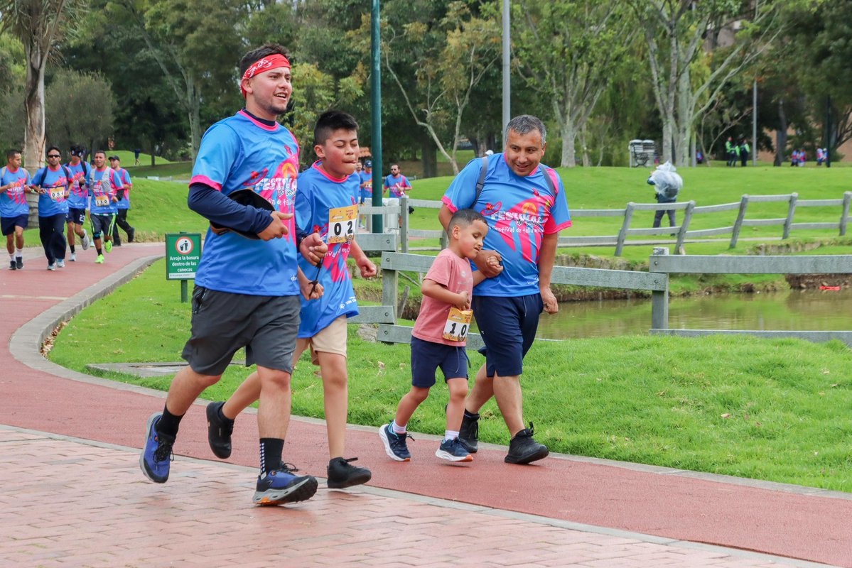 danielgarciacg's tweet photo. La Carrera Sin Límites acercó al @IDRD y @SectorSalud a las personas con discapacidad y sus cuidadores. Vivimos una experiencia con guías voluntarios que acompañaron a quienes no contaban con una persona para correr a su lado e invitamos a la ciudadanía a vivir esta experiencia de otra manera: algunas personas corrieron con los ojos vendados y acompañadas por un guía.

#Aquísípasa
Además de hacer ejercicio, llevamos la Estrategia de Acciones de Cuidado, con orientación sobre el certificado de discapacidad, registro de cuidadores, entrega del Pasaporte Vital y apoyo para el uso del Portal Ciudadano del IDRD.

Una apuesta por la inclusión, el reconocimiento y una ciudad que cuida a quienes cuidan. ¡Seguimos avanzando por #MásBienestar para Bogotá!