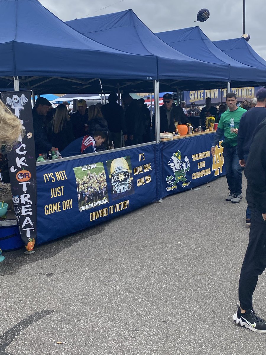 LoveTheeNDIrish's tweet photo. Tailgating at a ND home game is the best. The season is upon us. Here come the Irish! @GoldenDomesPod ☘️☘️☘️ https://t.co/qfml5Ziw8t