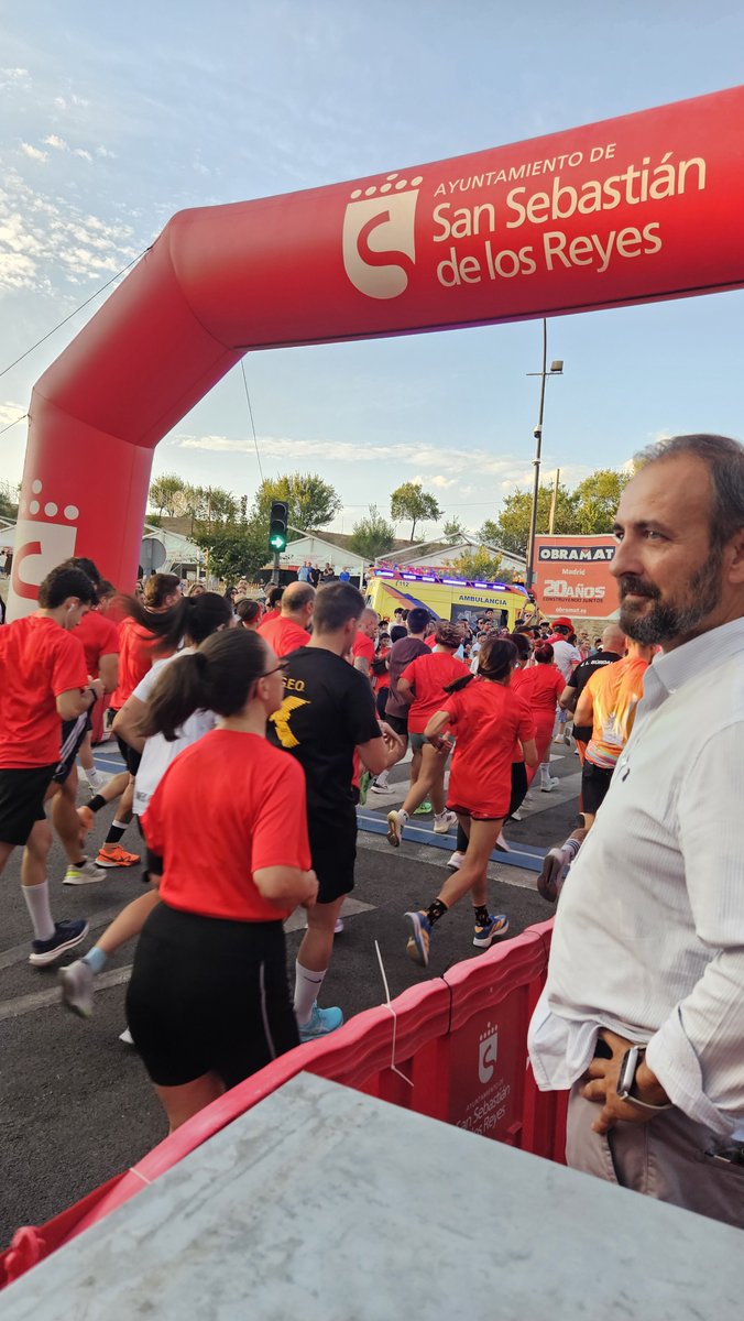 vox_sanse's tweet photo. ¡Qué tarde inolvidable en la Toro Rum 2026! 🏃‍♂️ Magnificos corredores que han terminado la carrera en la Plaza de Toros. Energía y compañerismo en estado puro. ¡Orgullo de ver así a nuestros vecinos unidos por el deporte! 🏆👏 #ToroRum2026 #Sanse #Deporte https://t.co/Ghh3LgleAn