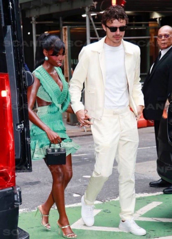 tweetbyolivia's tweet photo. Are they dating?? 👀 I’m genuinely confused 

I’m still trying to figure out what he saw🥹 https://t.co/kegcBWUxGV