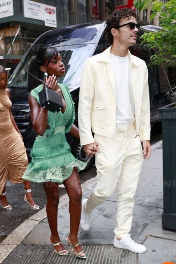 tweetbyolivia's tweet photo. Are they dating?? 👀 I’m genuinely confused 

I’m still trying to figure out what he saw🥹 https://t.co/kegcBWUxGV