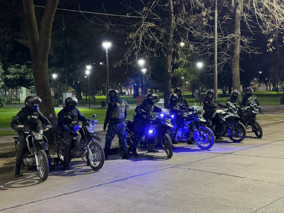 seguridadch's tweet photo. 🚨 Seguridad: amplio despliegue nocturno y contundentes resultados el fin de semana

Este fin de semana reforzamos los controles de saturación y prevención en distintos barrios, avenidas, accesos y la zona rural de Chivilcoy.

El trabajo fue coordinado por la Policía Comunal con el apoyo del GTO, SubDDI, GAD, Policía Vial, CPR, Tránsito, Guardia Urbana y la División Antidisturbios de Infantería de La Plata.

📊 Resultados consolidados de viernes y sábado:

🔹 19 motocicletas y 1 automóvil secuestrados por escapes libres, maniobras peligrosas y falta de documentación (interviene el Juzgado de Faltas).

🔹 247 personas y 126 vehículos identificados mediante la red del 911.

🔹 1 aprehensión por captura activa (Matías Antonio García, 41 años de José C. Paz).

🔹 3 demorados por infracciones a los Arts. 72 y 74 de la Ley 8031.

💬 "Los resultados de estos operativos son muy satisfactorios. Los controles se van a sostener de manera sorpresiva en distintos días y sectores para prevenir delitos y cuidar a los vecinos", remarcó el secretario de Seguridad, Néstor Dabi.

⚠️ Atención familias: Continuamos coordinando con la Justicia nuevos allanamientos en domicilios para secuestrar motos vinculadas a ruidos molestos, cortes y faltas graves. Recordamos que los menores no están habilitados para conducir este tipo de vehículos.

https://t.co/sQ6QXgGI95

#ChivilcoySeguro #SeguridadChivilcoy #Chivilcoy #Prevencion #SeguridadVial #TranquilidadParaLosVecinos 
@BritosGuillermo