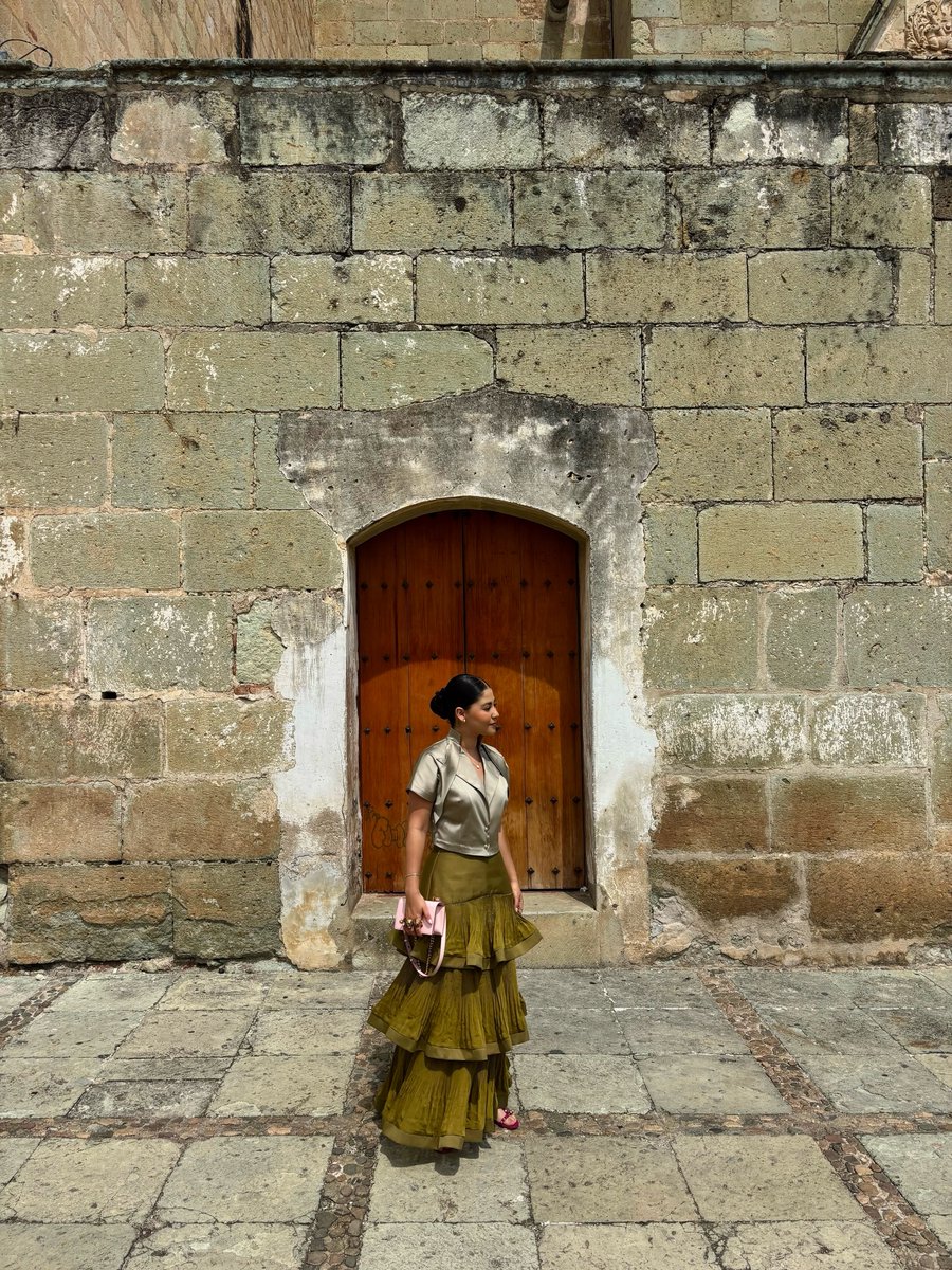nelsongeorge775's tweet photo. Going to a wedding in Oaxaca ✔️ hahaha, you have no idea how much fun it is! R&amp;M https://t.co/AyUDYl0Dob