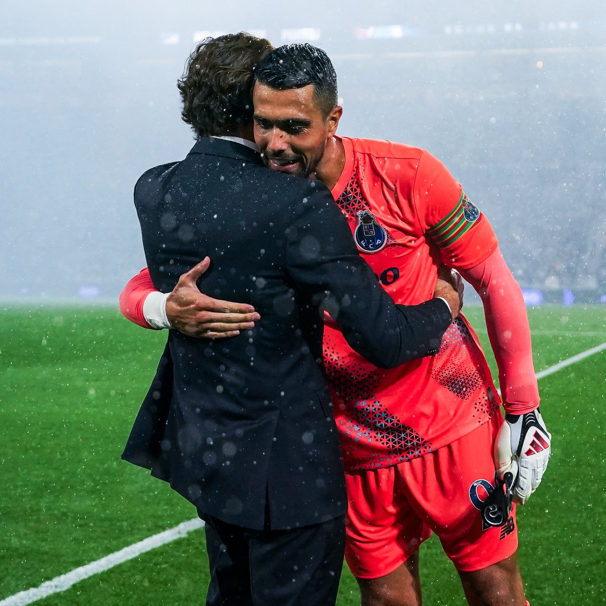 FCPorto's tweet photo. O jogo 250 do nosso Capitão 🐉🔵⚪

#FCPFCA #PortoDeHonra https://t.co/BtGXPC1B5o