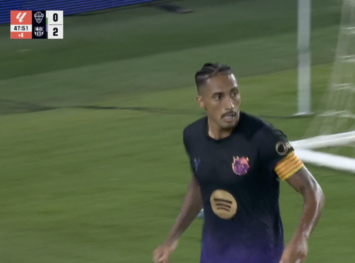 TouchlineX's tweet photo. 🚨 𝗦𝗧𝗔𝗧: Raphinha with 1 goal + 1 assist in the first half.

WHAT A PLAYER! 🇧🇷💫 https://t.co/yNteS6gtBu