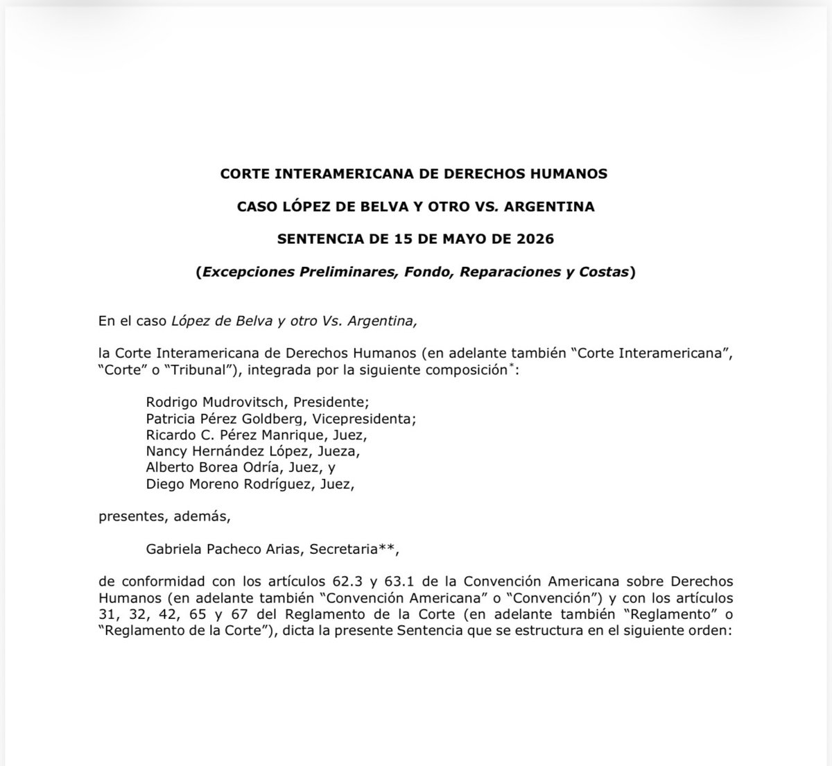 JCPC_593's tweet photo. 🔴 Mañana voy a destripar una sentencia de la Corte IDH.

Pero no voy a hacer un resumen, como los muchos que hay en esta red social.

Tampoco voy a limitarme a decir:

«La Corte Interamericana dijo…».

📍Voy a intentar hacer algo que considero mucho más útil para un abogado y, con mayor razón, para un DEFENSOR:

📌 decir exactamente qué podemos extraer jurídicamente de la sentencia y qué podemos hacer con eso mañana en una audiencia.

Se trata del caso López de Belva y otro vs. Argentina, sentencia de 15 de mayo de 2026.

Y tiene muchísimo para la defensa.

Mañana les voy a decir:

📌 CUÁL ES LA INNOVACIÓN.

Qué aporta realmente esta sentencia.

Qué desarrolla.

Qué simplemente reitera.

Y qué, aunque al leerla por primera vez parezca novedoso, en realidad ya provenía de decisiones anteriores.

Porque la sentencia más reciente no necesariamente es la sentencia que creó la regla.

📌 CUÁLES SON SUS RATIONES DECIDENDI.

No voy a llamar «precedente» a todo párrafo bonito de la sentencia.

Voy a identificar exactamente qué razones fueron necesarias para justificar cada una de las violaciones declaradas por la Corte.

Por ejemplo, hay un problema extraordinario de imparcialidad judicial:

👉🏽 ¿Cuándo lo que dice un juez en una resolución provisional deja de ser una valoración jurídicamente permitida y se convierte en adelantamiento de criterio?

La Corte responde a eso.

Y lo interesante será reconstruir por qué llegó a esa conclusión.

📌 CUÁLES SON LOS OBITER DICTA QUE NOS INTERESAN.

Aquí hay algo que quiero desarrollar especialmente.

Porque un obiter no es la ratio.

Pero eso no significa que sea jurídicamente inútil.

Puede proporcionarnos una premisa conceptual autoritativa con la cual construir una inferencia jurídica.

Por ejemplo:

La Corte desarrolla varias proposiciones sobre la abogacía, su independencia y el libre ejercicio profesional.

Sostiene que la función del abogado no es antagónica a la función jurisdiccional.

Es complementaria.

Relaciona el ejercicio independiente de la abogacía con el derecho de defensa, la administración de justicia y el propio Estado de Derecho.

Esas afirmaciones no son la ratio que determina la violación de imparcialidad.

Pero pueden servir para algo distinto:

👉🏽 construir un argumento para un problema nuevo que la sentencia no resolvió directamente.

La estructura sería aproximadamente esta:

Premisa conceptual: la independencia de la abogacía constituye una condición para el derecho de defensa y el adecuado funcionamiento de la administración de justicia.

Premisa fáctica: determinada actuación estatal interfiere injustificadamente en el ejercicio independiente de la defensa.

Inferencia: esa interferencia no afecta únicamente al abogado; puede comprometer también el derecho de defensa y el funcionamiento adecuado de la justicia.

Conclusión: corresponde construir para ese supuesto una protección jurídicamente adecuada.

📍Eso es muy diferente a decir falsamente:

«La Corte IDH ya creó esta regla».

No.

La Corte me proporciona una premisa conceptual de autoridad y yo construyo el argumento para solicitar una determinada solución jurídica.

Y hay que hacerlo con cuidado: uno de los votos separados precisamente advierte que la protección reforzada de la independencia de la abogacía exige demostrar un nexo suficiente entre la injerencia estatal y el ejercicio profesional. López de Belva y otro vs. Argentina.pdf

Eso también lo analizaremos.

📌 QUÉ ES REITERACIÓN JURISPRUDENCIAL.

Separaré aquello que esta sentencia verdaderamente aporta de aquello que recoge de jurisprudencia interamericana anterior.

Porque si la regla nació antes, quiero saberlo.

Y quiero saber dónde.

📌 CUÁLES SON LAS REGLAS QUE PODEMOS LLEVAR A AUDIENCIA.

Aquí aparece uno de los puntos que más me interesa como defensor:

⚖️ el interrogatorio de testigos y sus límites.

La Corte analiza dos restricciones y llega a resultados diferentes.

En una declara violado el art. 8.2.f de la CADH.

En la otra considera que la limitación estaba objetivamente justificada. La declaración de responsabilidad por el derecho a interrogar testigos fue aprobada por cuatro votos, con dos votos parcialmente en contra. López de Belva y otro vs. Argentina.pdf

Entonces aparece un problema absolutamente práctico:

👉🏽 ¿Puede el juez limitar preguntas durante un interrogatorio o contraexamen?

Sí.

Pero:

👉🏽 ¿hasta dónde puede hacerlo sin vulnerar el derecho de defensa?

👉🏽 ¿Puede impedir que la defensa interrogue a un testigo porque fue solicitado por otra parte?

👉🏽 ¿Qué ocurre con una pregunta impertinente?

👉🏽 ¿Cuándo excluir una pregunta constituye dirección legítima de la audiencia y cuándo se convierte en restricción ilegítima del derecho de defensa?

📍Eso sí me interesa para defender.

📌 CUÁL ES EL SUPUESTO DE HECHO DE CADA REGLA.

Porque jurisprudencia no es copiar:

«La Corte dijo…».

Una regla necesita reconstruirse:

👉🏽 SI concurren determinados hechos…

👉🏽 ENTONCES se produce determinada consecuencia jurídica.

Sin conocer el supuesto de hecho, usted puede citar correctamente una sentencia y aplicarla incorrectamente a su caso.

📌 QUÉ NO DECIDIÓ LA CORTE.

Esto es igual de importante.

Porque también hacemos mala jurisprudencia cuando hacemos decir a una sentencia algo que jamás resolvió.

📌 QUÉ DICEN LOS VOTOS SEPARADOS.

Esta sentencia es particularmente interesante en eso.

Cinco de los seis jueces formularon votos separados sobre distintos problemas.

No voy a mezclarlos con la ratio de la mayoría.

Los voy a utilizar para descubrir dónde está realmente la discusión jurídica.

Incluso aparece un problema que debería interesarnos especialmente a quienes litigamos:

⚖️ ¿Hasta dónde llega la potestad disciplinaria de un juez sobre el abogado que está litigando ante él?

Uno de los votos cuestiona precisamente la amplitud de la discrecionalidad judicial para imponer sanciones y conecta el problema con legalidad, previsibilidad y derecho de defensa. López de Belva y otro vs. Argentina.pdf

Eso también sirve.

Pero hay que decir de dónde viene:

es un voto separado, no la ratio de la sentencia.

📌 Y CUÁNTO PESA REALMENTE CADA REGLA.

No cuánto pesa «la sentencia».

Eso sería demasiado fácil.

Quiero saber cuánto pesa la proposición jurídica concreta que pretendo utilizar.

—¿Fue unánime?
—¿Hubo mayoría?
—¿Existe disenso?
—¿Es ratio?
—¿Es obiter?
—¿Es innovación?
—¿Es reiteración?
—¿Proviene realmente de una sentencia anterior?
—¿Existe un voto que me anticipe el contraargumento?

Porque conocer la debilidad de nuestro propio argumento jurisprudencial también forma parte de utilizarlo correctamente.

Y después de todo aquello viene la pregunta que para mí importa más:

⚖️ ¿PARA QUÉ LE SIRVE ESTO A UN DEFENSOR?

Cómo utilizar la sentencia para alegar falta de imparcialidad.

Cómo utilizarla frente a restricciones al interrogatorio y contraexamen.

Cómo construir correctamente un argumento sobre plazo razonable.

Cómo distinguir entre dirección judicial de la audiencia y restricción del derecho de defensa.

Cómo utilizar los obiter dicta para construir inferencias jurídicas nuevas sin convertirlos falsamente en precedentes.

Cómo argumentar sobre la independencia y protección del ejercicio profesional de la abogacía.

Y, sobre todo:

📍qué citar, para qué citarlo y qué jamás debemos hacerle decir a la sentencia.

Porque leer jurisprudencia no es coleccionar párrafos.

—Hay que identificar la innovación.
—Extraer las rationes.
—Separarlas de los obiter.
—Reconstruir las reglas.
—Identificar sus supuestos de hecho.
—Detectar reiteraciones.
—Leer los votos separados.
—Construir inferencias.
—Determinar cuánto pesa cada proposición.
—Y descubrir para qué sirve.

Eso toma tiempo.

Resumirla toma diez minutos.

🔴 Sin ese trabajo usted puede tener una frase bonita.

Pero todavía no tiene una herramienta para defender.

📍Mañana: López de Belva y otro vs. Argentina, vista desde la silla del defensor.

No solamente:

«¿Qué dijo la Corte?»

Sino:

«¿Qué puedo hacer yo, como defensor, con lo que dijo la Corte?»

Que Dios les bendiga.

🛡️ Esto enseñamos en la Escuela de Defensores By PEREA.

#EfectoPEREA #PeStyleDefensor #EscuelaDeDefensores_ByPEREA #CorteIDH #PrecedenteJudicial #FuentesDelDerechoDeOrigenJudicial #DefensaPenal #DefensaConstitucional #DebidoProceso #LitigaciónOral #ArgumentaciónJurídica #RazonamientoProbatorio #Jurisprudencia #DerechoDeDefensa