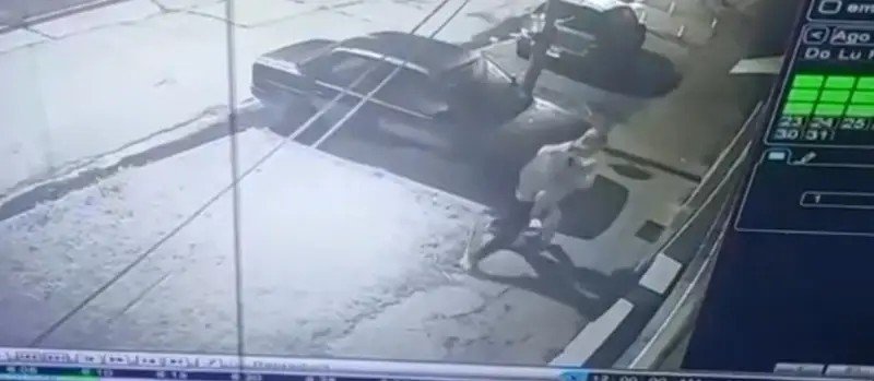 Alertaoesteok's tweet photo. Violento robo en Merlo: la arrastraron y para robarle la cartera cuando caminaba para tomar un colectivo que la lleve a su trabajo. La mujer sufrió golpes en varias parte del cuerpo. Violencia extrema. Nota en nuestro portal de noticias de  https://t.co/SG8yhMjFjN ✍️🚨🚔 https://t.co/83SZWKBxg7