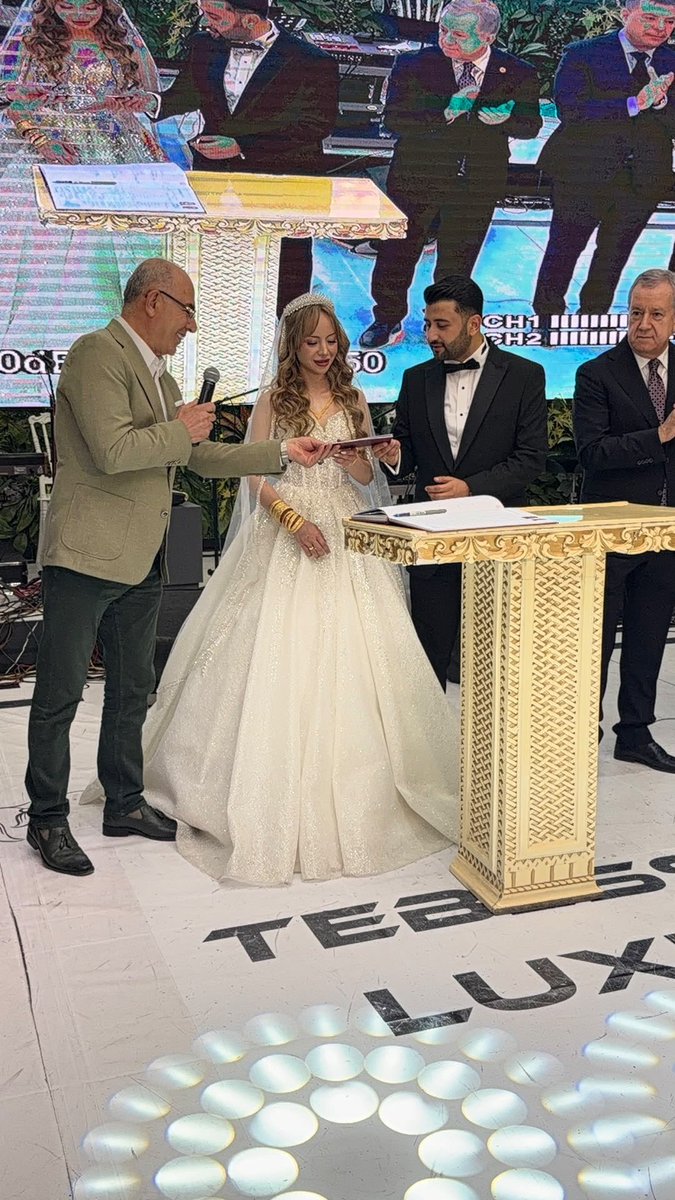 KarakayaMevlut's tweet photo. #Mutluluklar #Çubuk 
#ÖZveAKailesi

Çubuk Belediye Meclis Üyemiz Recep Öz’ün kıymetli evladı Talha ile Ak ailesinin değerli evladı Esra’nın düğün merasimine; Genel Başkan Yardımcılarımız, MYK Üyemiz, Belediye Başkanlarımız ve teşkilat mensuplarımızla birlikte katılarak bu anlamlı günlerinde mutluluklarına ortak olduk.

Hayat yolculuğunda aynı yöne bakan iki güzel insanın kurduğu bu yeni yuvanın; huzurun, kardeşliğin ve gönül zenginliğinin daim olduğu bir haneye dönüşmesini Cenâb-ı Allah’tan niyaz ediyorum. Her yeni günün kendilerine ayrı bir güzellik, her adımın hanelerine bereket getirmesini diliyorum.

Talha ve Esra evlatlarımıza  ömür boyu sürecek bir saadet diliyor; kıymetli ailelerini gönülden tebrik ediyorum.
