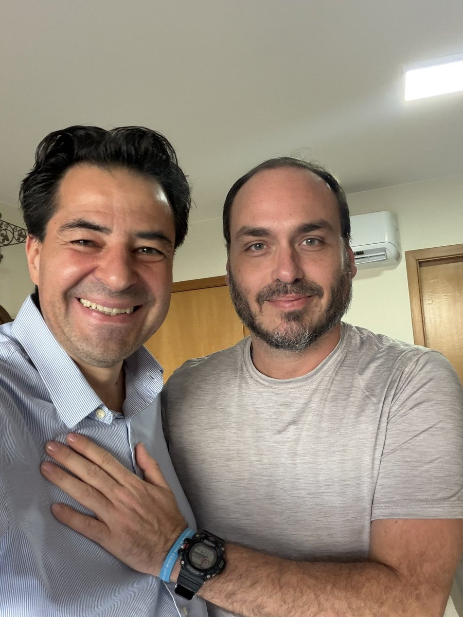 ASachsida's tweet photo. Respeito demais e tenho certeza de que um dia o Brasil reconhecerá os méritos desse gigante, @CarlosBolsonaro. Obrigado pelo carinho, pela amizade e pela visita. Seguimos firmes, sempre com fé em Deus. 🙏🇧🇷 https://t.co/zZFDbLbA2y