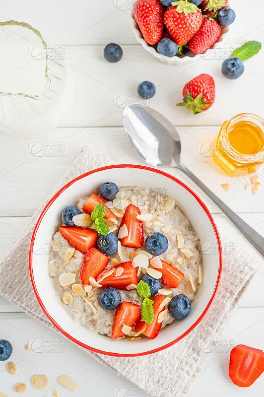 youssefaa17's tweet photo. Quick weekday win: Oatmeal bowl with fresh berries and a dash of honey—warm, sweet, and ready in 5 mins. Perfect fuel for the busy day ahead!， https://t.co/w1wlAH690c