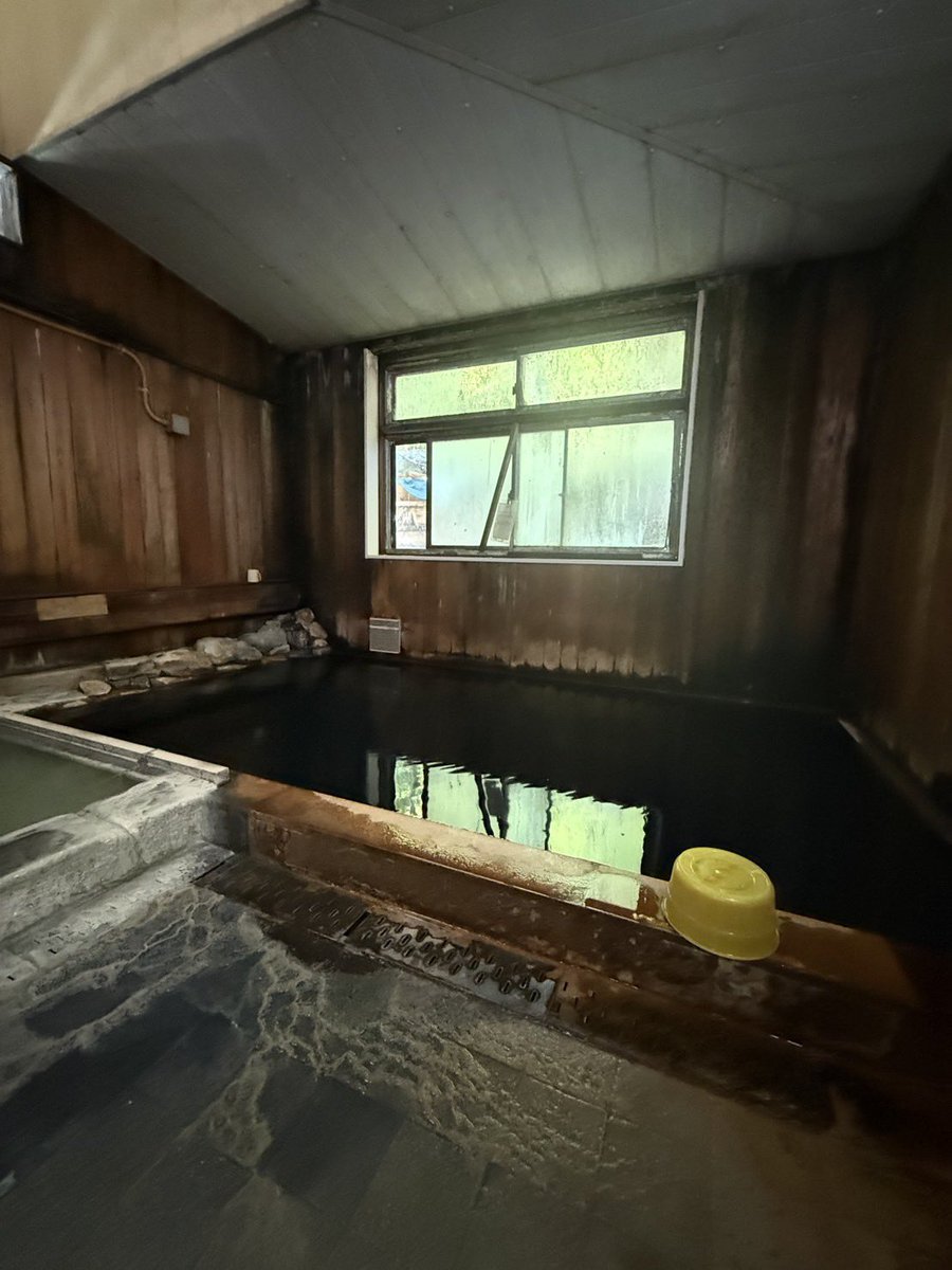 ooidekan_2438's tweet photo. 【今日の墨の湯】

連日の雨の影響で墨の湯が真っ黒です♨️✨
墨の湯はぬる湯で暑い夏でもゆっくり入れます☺️♨️
夏の温泉はリラックス効果があります。暑くて汗をかくのとは違う、すっきりした爽快感を味わえますよ😊
夏の温泉で心と体をリセットしませんか？
ご来館お待ちしております✨

#大出館 https://t.co/oEqxvUM44M