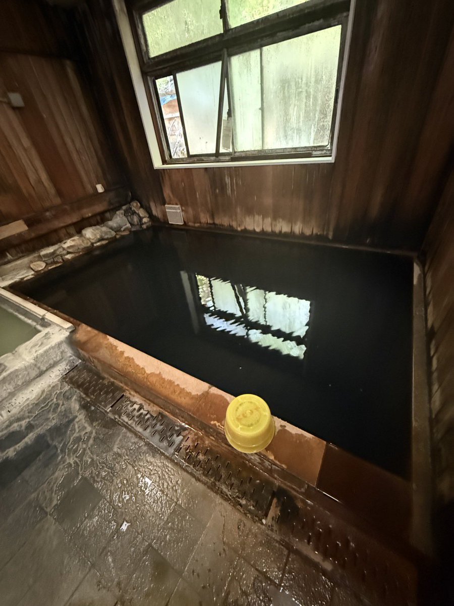 ooidekan_2438's tweet photo. 【今日の墨の湯】

連日の雨の影響で墨の湯が真っ黒です♨️✨
墨の湯はぬる湯で暑い夏でもゆっくり入れます☺️♨️
夏の温泉はリラックス効果があります。暑くて汗をかくのとは違う、すっきりした爽快感を味わえますよ😊
夏の温泉で心と体をリセットしませんか？
ご来館お待ちしております✨

#大出館 https://t.co/oEqxvUM44M