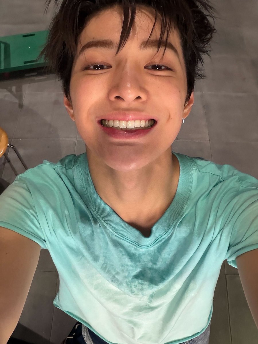 tetecoidezinha's tweet photo. these might be the best selcas hes posted this year https://t.co/KpygxUq0RQ