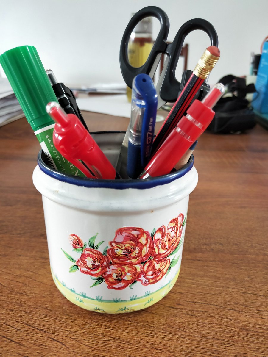 jayeshbhise26's tweet photo. Turn an old mason jar into a cute desk organizer for pens, clips and sticky notes! No fancy tools needed https://t.co/0ED2nMXXCt