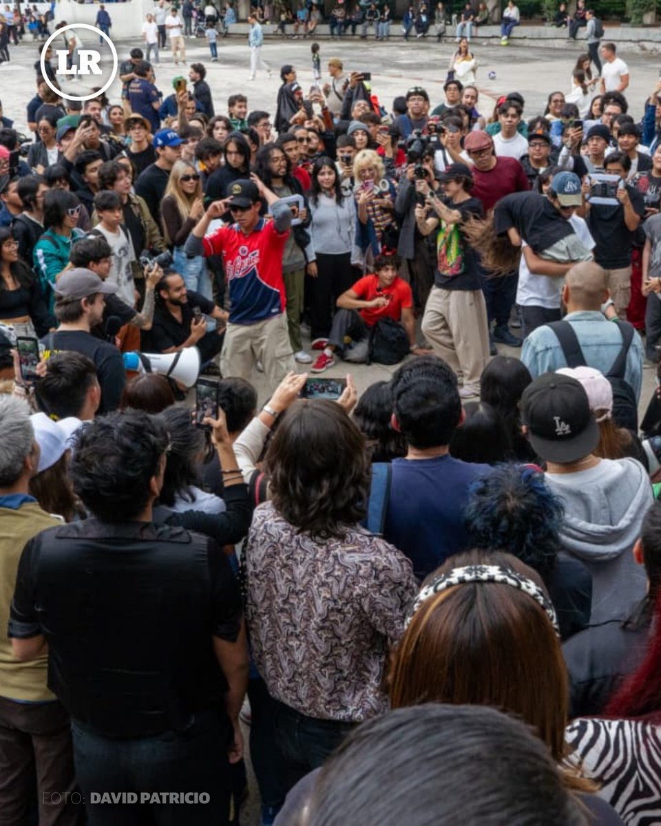 LaRazon_mx's tweet photo. 👥 El evento reunió a participantes de distintas edades, quienes demostraron su presencia y estilo frente al público.
📸: @alexdavidaqui
#TorneoDeAura #FarmeoDeAura #ProyectoEscolar https://t.co/LQbNRbo2kK