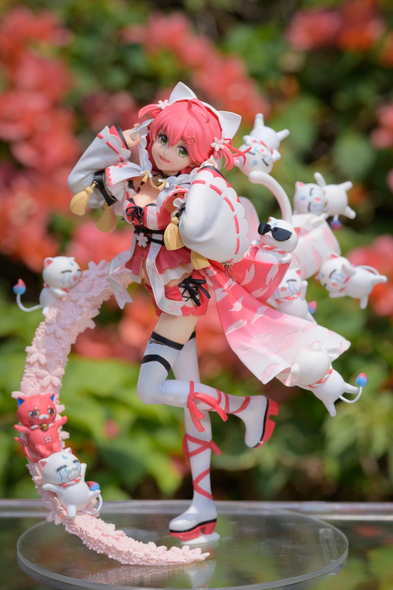 RemusNg1's tweet photo. Painted this Garage kit of Sakura Miko in her 2022 New Costume by @occhoton as a favour for a friend (@wafuu_fuuwa).

Real happy with how she came out, hopefully I was able to showcase Miko’s cuteness.

Photos were taken at Singapore Botanic Garden by @diamondpiethon
 
#miko_Art https://t.co/HPvX48kHV1