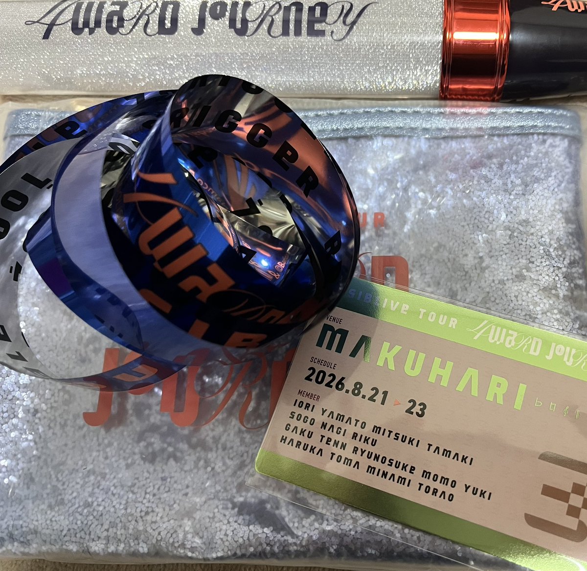 taruto86's tweet photo. 疲れすぎて死にそうでしたが楽しめました！ライブはまた現地でみたいくらい良かったです！カフェ系はもう１回行きたいけど予約とれなさすぎてきつい🥲でっかいアクスタは買うことはないのでせっかくなので記念に！
今回も色々なご縁があり感謝です🙏✨ https://t.co/VV5klAAB1J