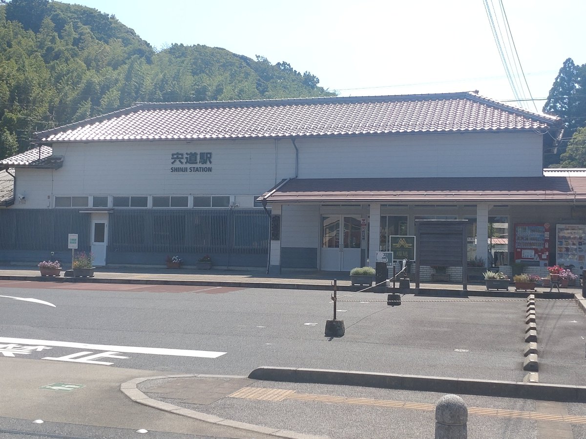 yoshi530820's tweet photo. 逃げちゃだめだ…逃げちゃだめだ…逃げちゃだめだ…

って事で木次線乗りに来た https://t.co/bPQ1NkRBwE