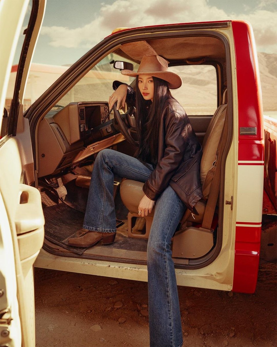 Beba3zy10's tweet photo. Suzy x Guees 
Suzy + Denim + Merah = Esensi GUESS ❤️‍🔥

Kampanye GUESS Fall 2026 yang menampilkan Suzy telah resmi diluncurkan. Mengusung tema "From California,"

https://t.co/SEb4Og3Toy

#OhMySuzy #OhMyGuess #SuzyxGuess #SuzyGuess10thAnniversary https://t.co/DClFX7jnON