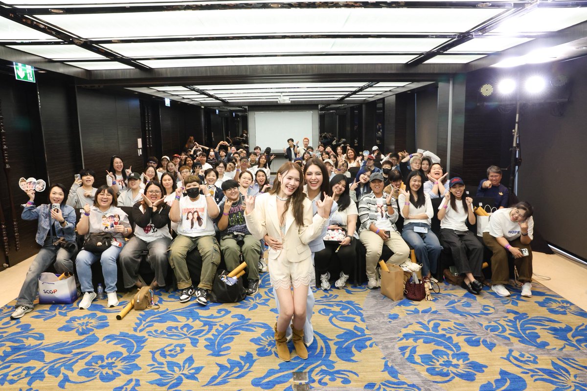OCEANSTAR_Ent's tweet photo. จบลงไปอย่างงดงามและอิ่มเอมหัวใจสุดๆ สำหรับงาน "SHELLY & PUNDAO FANSIGN IN BKK" เมื่อวันที่ 22 สิงหาคม ที่ผ่านมา บรรยากาศอบอวลไปด้วยรอยยิ้ม เสียงหัวเราะ และโมเมนต์ความประทับใจที่ทำเอาใจฟูไม่ไหวเลยค่ะ 🧸💖✨

เป็นอีกหนึ่งวันที่มีความหมายมากๆ ได้ใช้เวลาร่วมกันอย่างใกล้ชิด ได้ส่งต่อรอยยิ้มและพลังบวกให้กันและกัน เก็บเกี่ยวความทรงจำดีๆ นี้ไว้เป็นกำลังใจในการเดินทางครั้งต่อๆ ไปด้วยกันนะคะ 🤍

ความสำเร็จในครั้งนี้คงเกิดขึ้นไม่ได้เลย หากขาดการสนับสนุนจากทุกๆ ภาคส่วนที่น่ารัก:

✨ ขอบคุณทาง Motion Minds Entertainment ค่ายต้นสังกัดที่ไว้วางใจและสนับสนุนพวกเราอย่างดีมาโดยตลอด

✨ ขอบคุณน้องเชลลี และน้องพันดาว ศิลปินสุดน่ารัก ทั้งสองคนที่ทุ่มเทและมอบช่วงเวลาสุดเอ็กซ์คลูซีฟให้กับแฟนๆ ขอขอบคุณพี่ๆ ทีมงานเบื้องหลังทุกท่าน ช่างภาพ พี่ๆ สื่อมวลชน และทีมงานทุกคนที่ช่วยกันเนรมิตให้งานนี้ราบรื่นและออ��มาสมบูรณ์แบบที่สุด

🏨 ขอบคุณโรงแรม Lancaster Bangkok สำหรับการอำนวยความสะดวกด้านสถานที่จัดงานอย่างดีเยี่ยม

🫶 ขอบคุณ "ชาวเทดดี้" ทุกคนเลยนะคะ สำหรับความรัก การซัพพอร์ต และพลังใจอันยิ่งใหญ่ที่มอบใ��้กันเสมอมา ทุกเสียงเชียร์และรอยยิ้มของทุกคนในวันนั้นคือของขวัญที่มีค่าที่สุดสำหรับพวกเราจริงๆ ค่ะ 🥹🧸

หากมีจุดบกพร่องหรือตกหล่นประการใด ทางเราต้องขออภัยมา ณ ที่นี้ และหวังว่าจะได้รับความรักและการสนับสนุนจากทุกคนในโอกาสต่อๆ ไปอีกนะคะ 🙏✨

ขอบคุณทุกคนที่มาร่วมสร้างความทรงจำแสนอบอุ่นในวันนี้ด้วยกัน แล้วกลับมาพบกันใหม่โอกาสหน้าค่ะ 🥰🧸

#ShellyPundao1stFansignInBKK
#ShellyPundao
#OurLittleUniverseXOceanStarEntertainment
#OceanStarEntertainment
#MotionMindsEntertainment